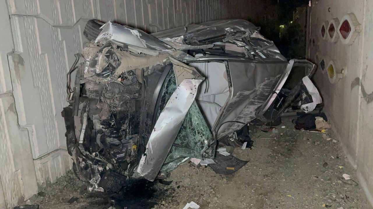 Samsun’da takla atarak hurdaya dönen otomobilde 2 kişi yaralandı