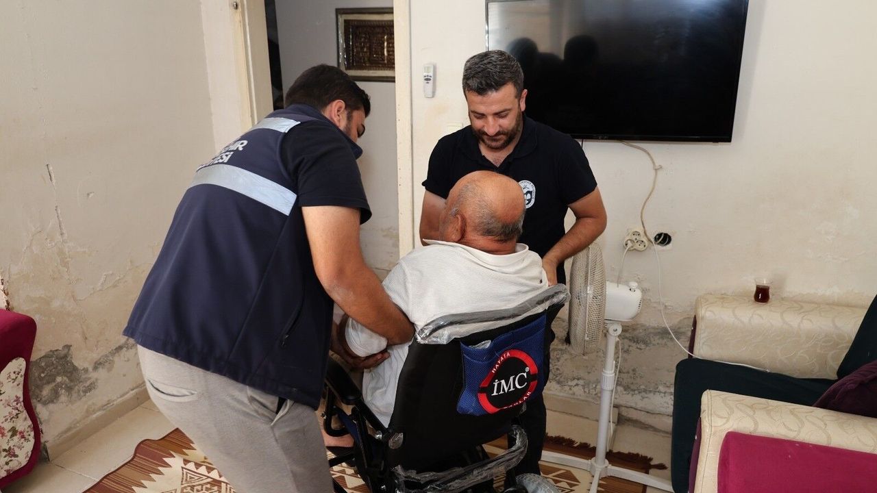 Engelli vatandaşa akülü tekerlekli sandalye desteği