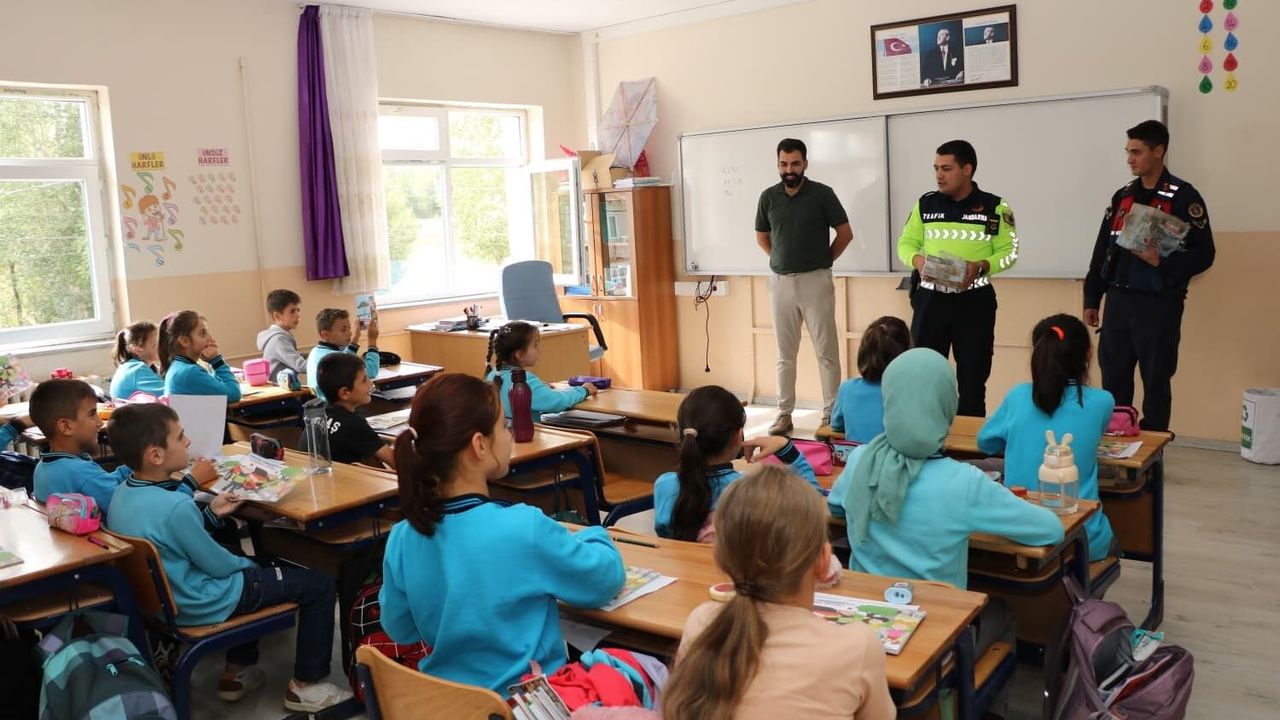 İlkokul öğrencilerine trafik güvenliği eğitimi verildi