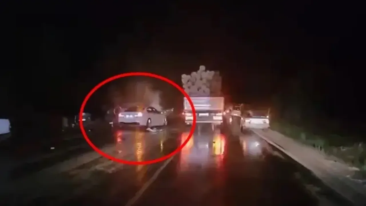 Bursa’da iki otomobil kafa kafaya çarpıştı: 1 ölü, 1 ağır yaralı
