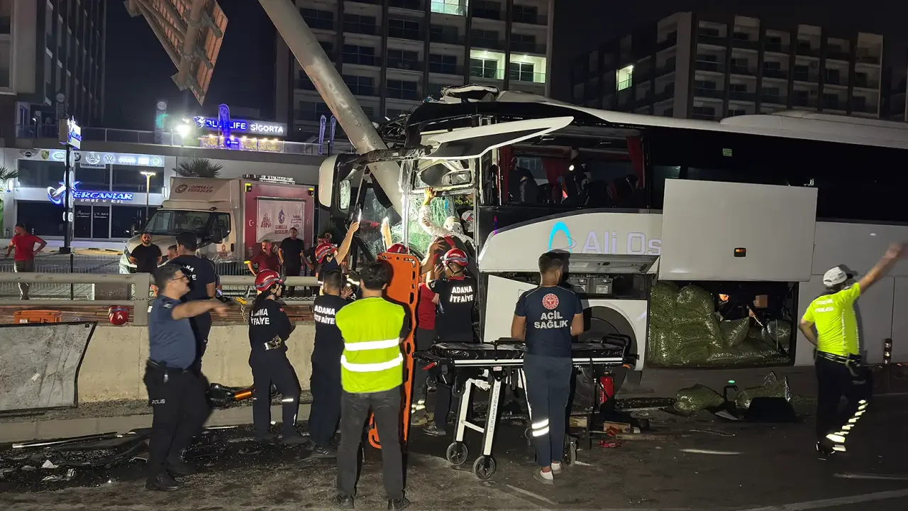 Adana'da yolcu otobüsü alt geçit duvarına çarptı: 11 yaralı