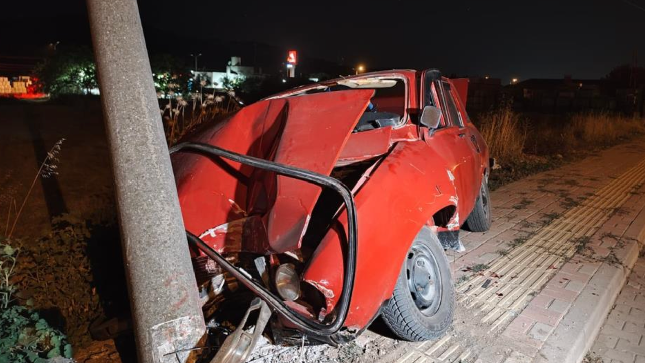 Çanakkale'de yolun karşısına geçmeye çalışan aileye otomobil çarptı
