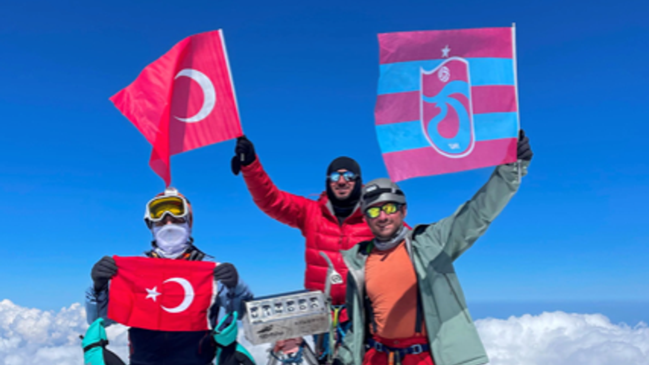 Rusya'da dağın zirvesinde Türk Bayrağı ve Trabzonspor Bayrağı dalgalandı