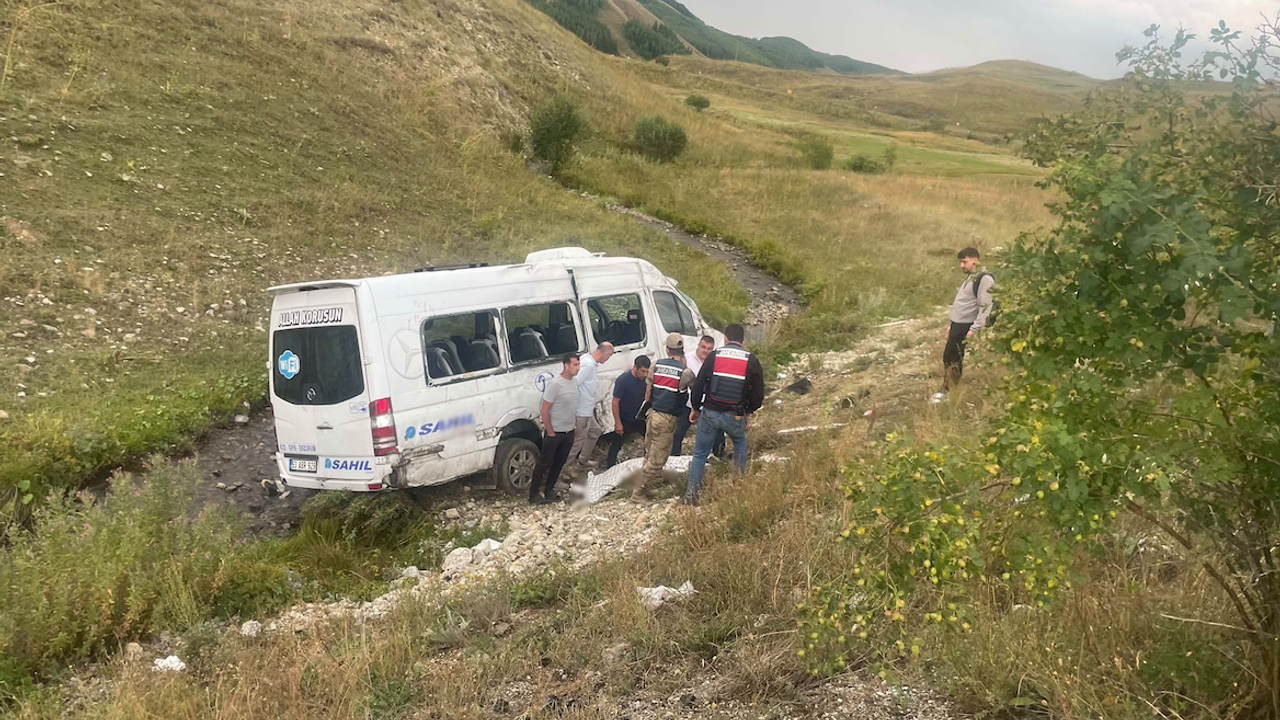 İspir’de yolcu minibüsü şarampole devrildi: 3 yaralı