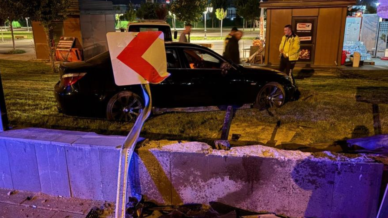 Kayseri’de bir garip kaza! Kaldırımdan seken otomobil 1 metrelik duvarı aştı