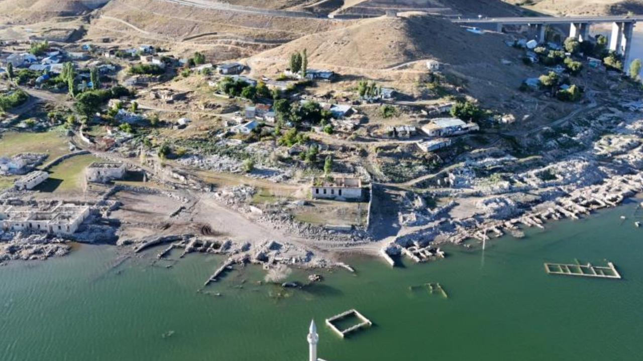 Kars’ta sular çekildi, eski köy ortaya çıktı