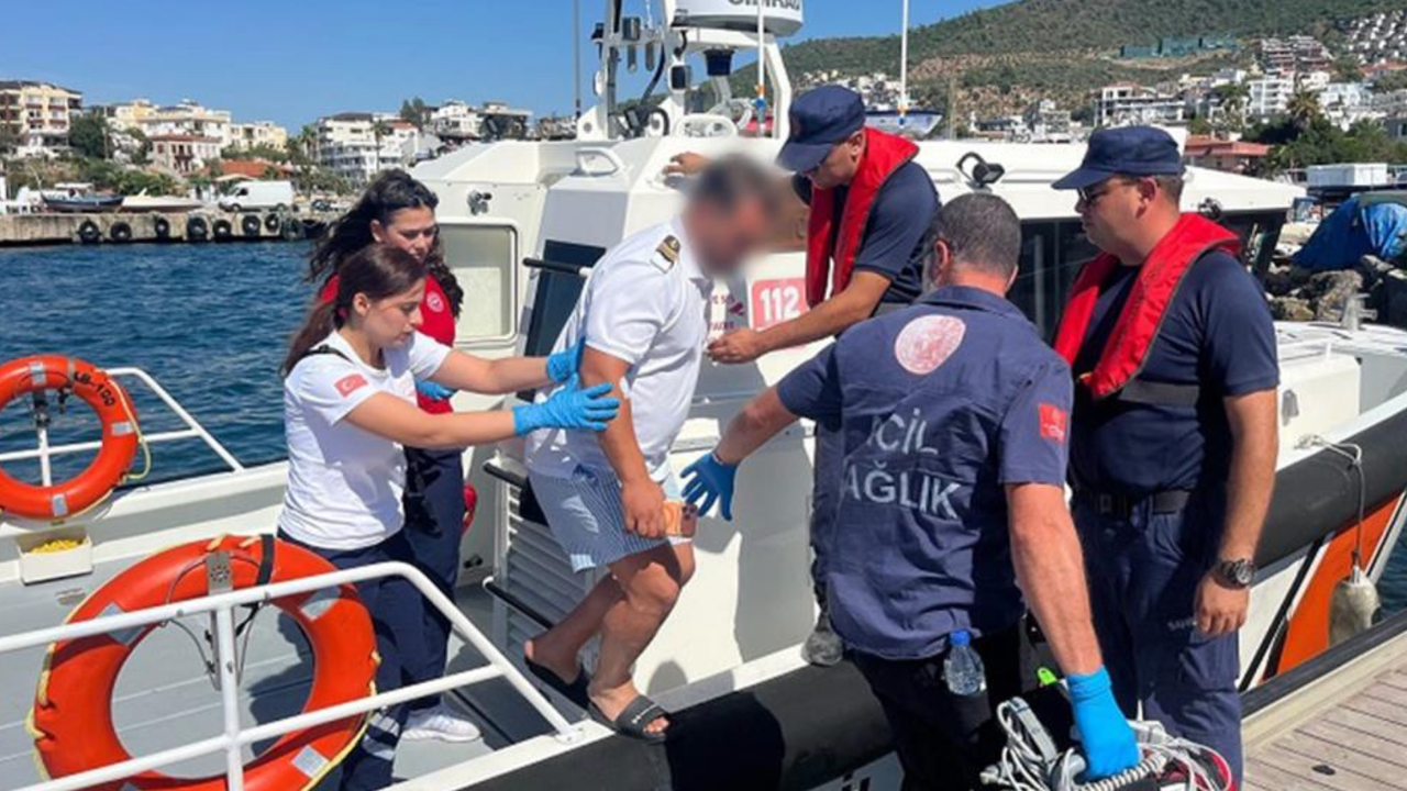 Ticari yatta rahatsızlan vatandaşı Sahil Güvenlik tahliye gerçekleştirdi