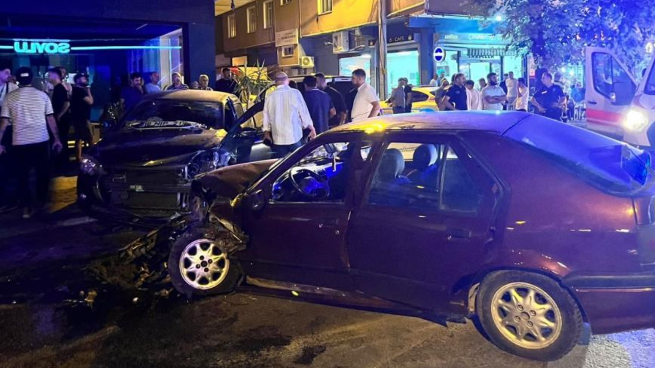 Bursa'da kontrolden çıkan otomobil karşı şeride geçti