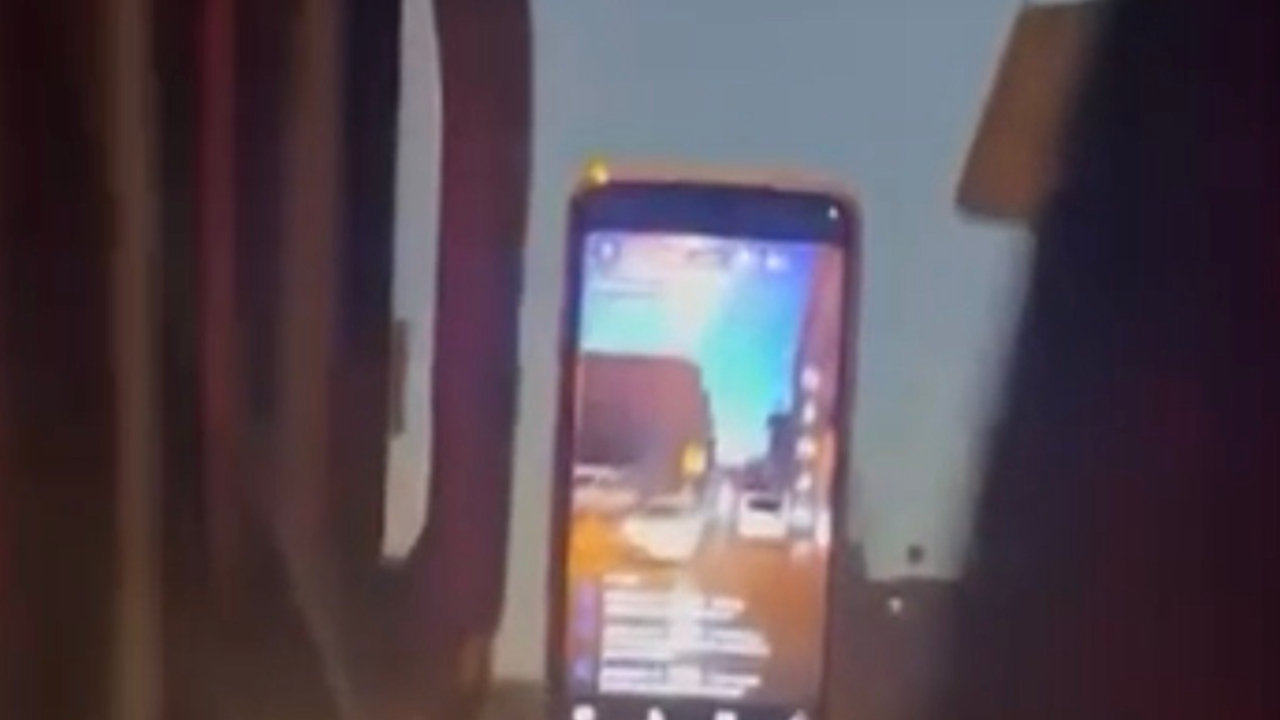 Seyir halindeki özel halk otobüsü şoförü canlı yayın açtı