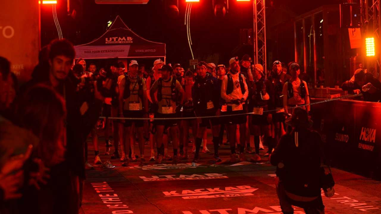 Rize'de dağ maratonunda sporcular kafa lambalarıyla yaylayı aydınlattı