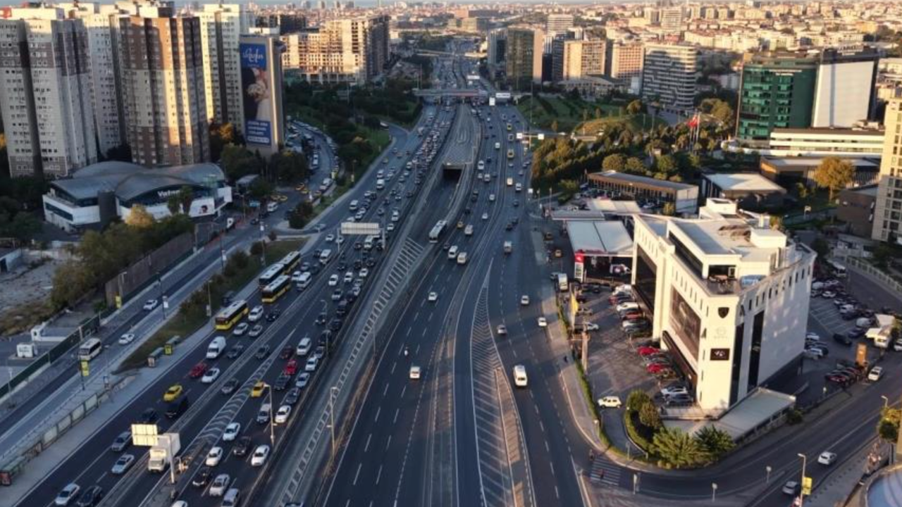 Valilik kararı sonrası okulların ilk günü trafik yoğunluğu yüzde 51 olarak ölçüldü