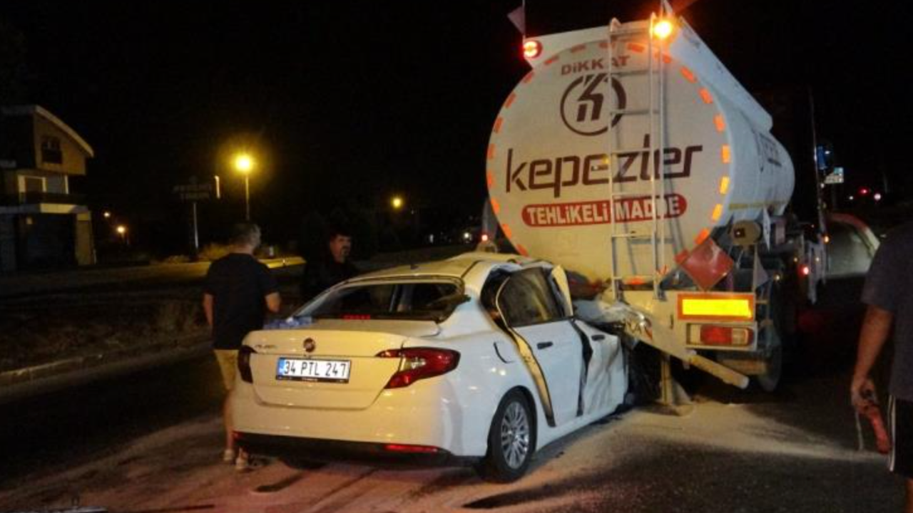 Akaryakıt tankerine ok gibi saplanan otomobil, tankerin yakıtının boşaltılmasıyla çıkartılabildi