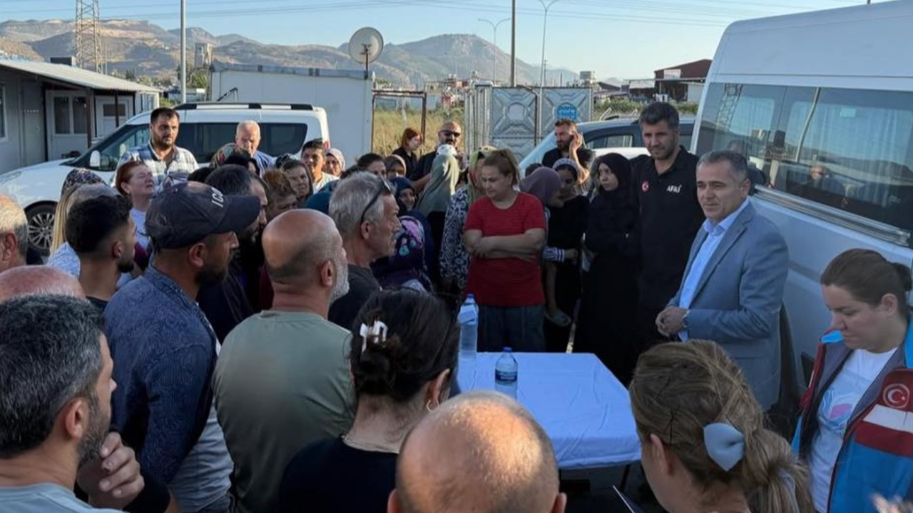 Antakya'da konteynerde yaşayan depremzede vatandaşlara tahliye süreci anlatıldı