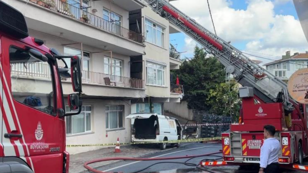 Sarıyer'de korkutan yangın: İki binanın çatısı ile bir araç yandı
