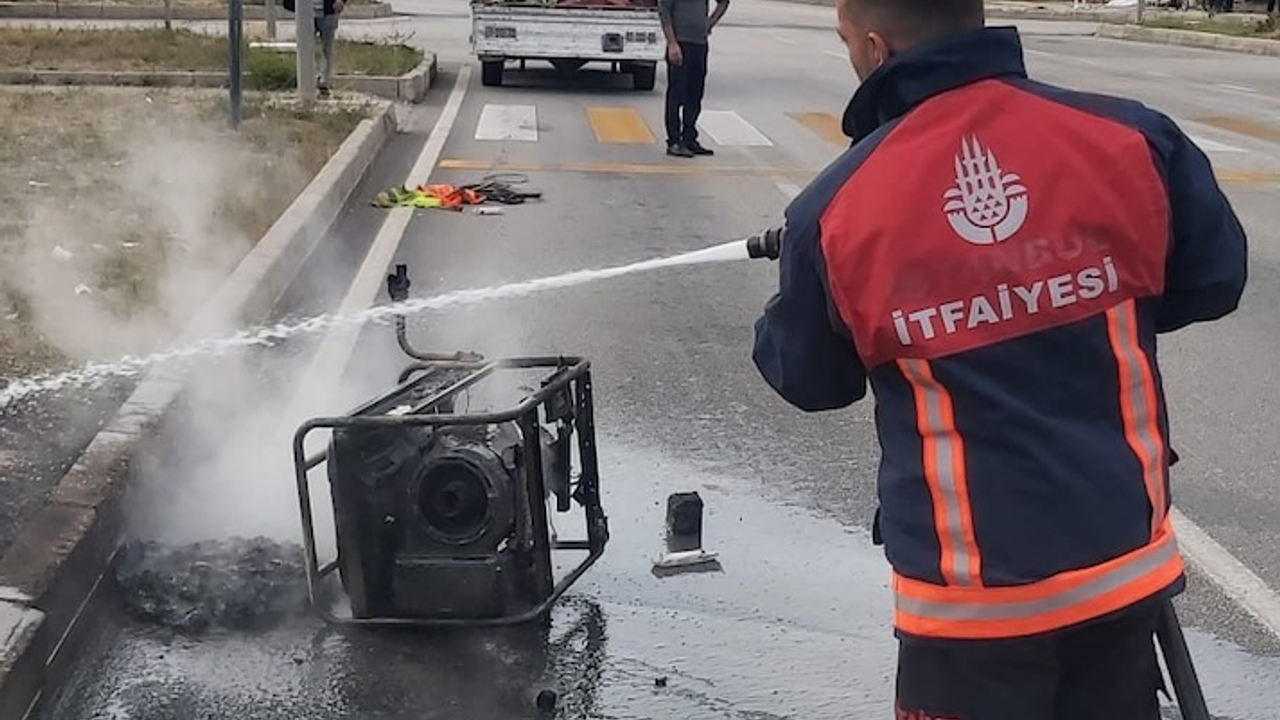 Bayburt’ta kamyonet kasasındaki jeneratör alev alev yandı