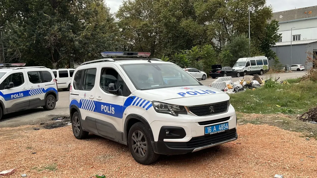 Kendini araca kilitleyen kadın polise zor anlar yaşattı