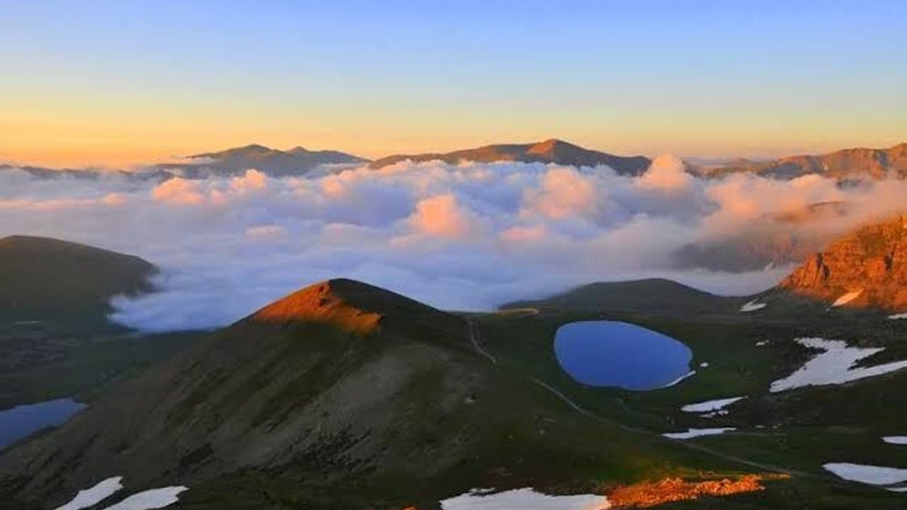 Haldizen Dağları'ndaki krater gölleri ilgi çekiyor
