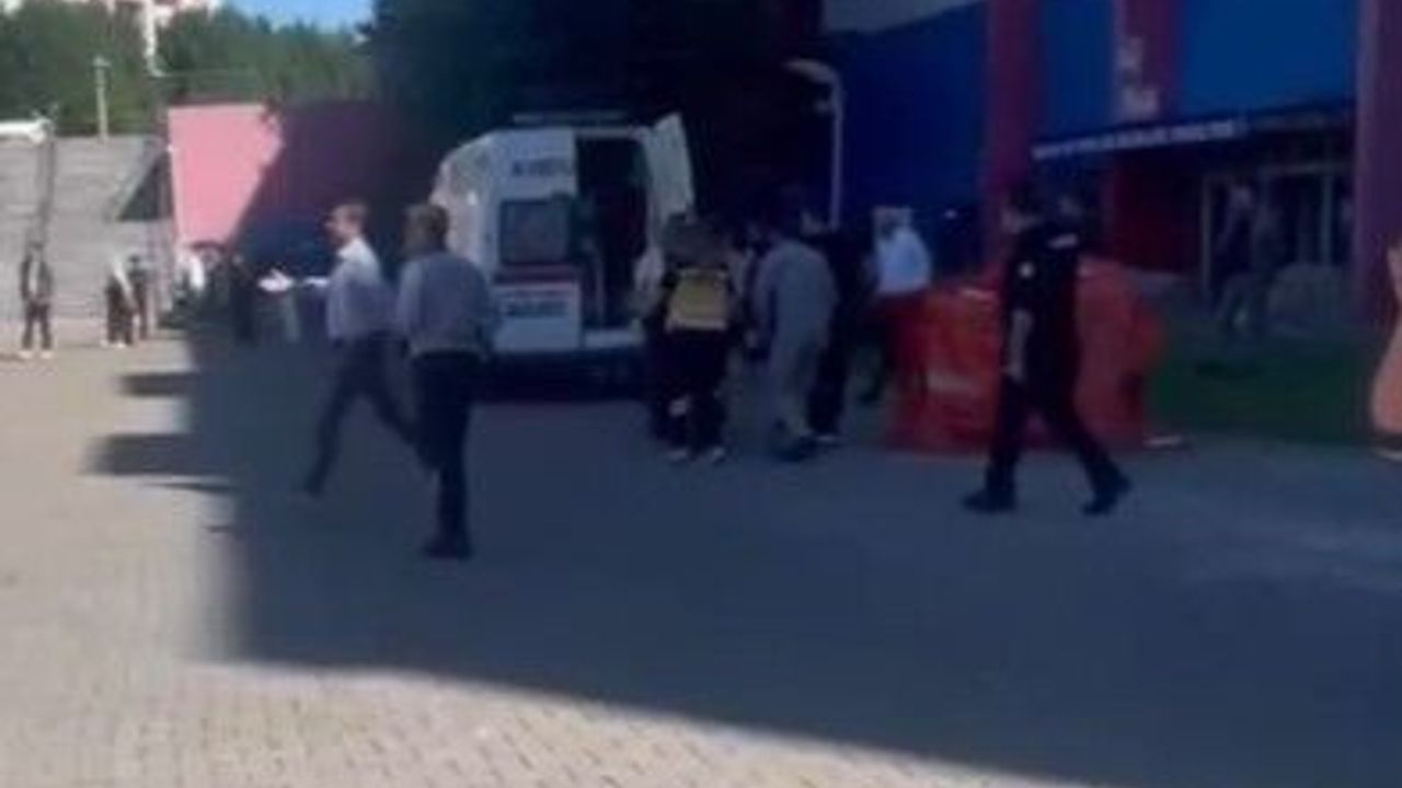 Üniversitede 3'üncü kattan düşen öğrenci yaralandı