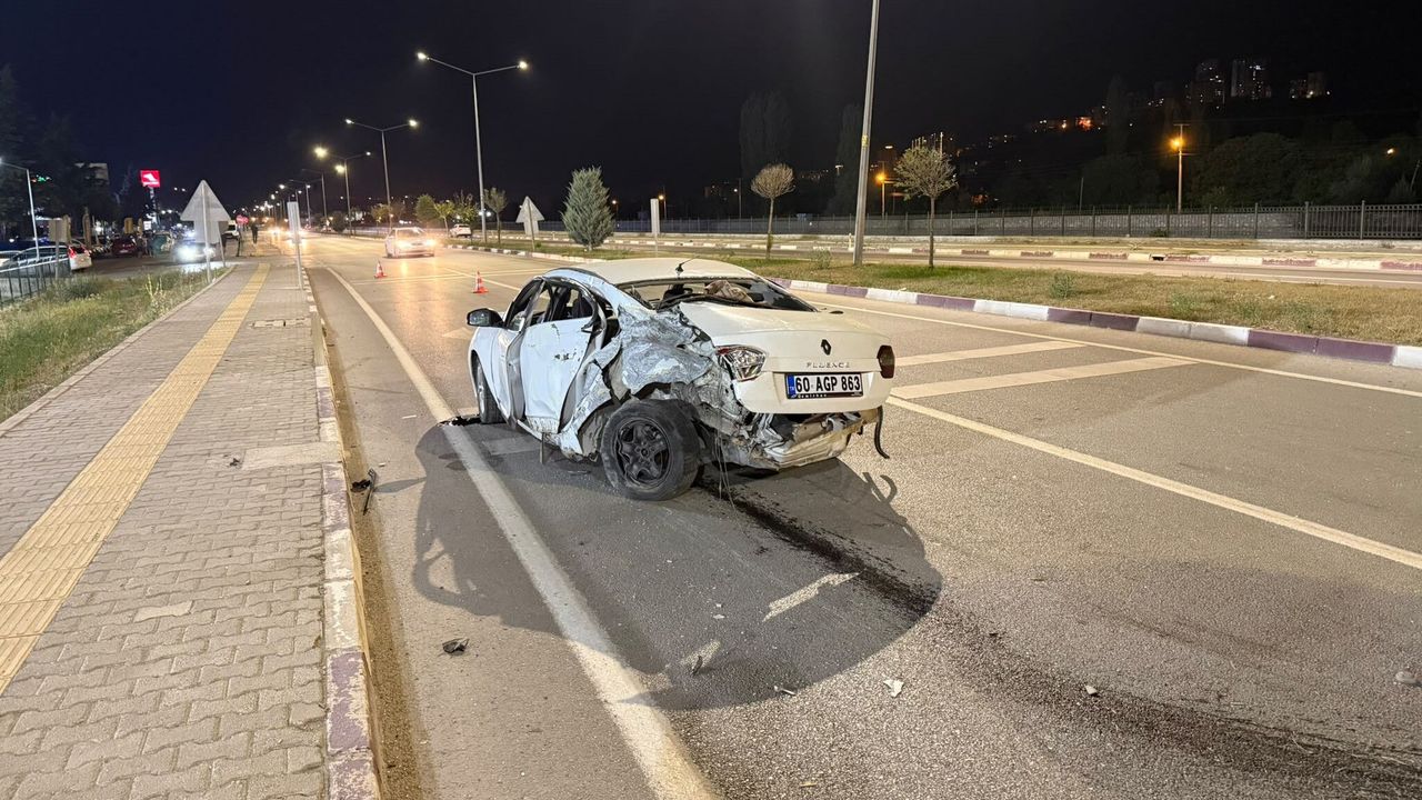 Yola çıkan araca çarpmamak için manevra yaptı, karşı şeritteki otomobil ile çarpıştı: 3 yaralı