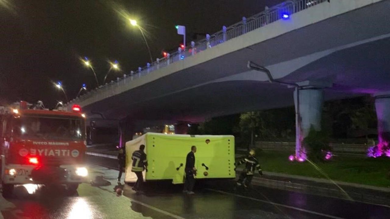 İntihar etmek için köprüye çıkan şahsı polis ekipleri ikna etti