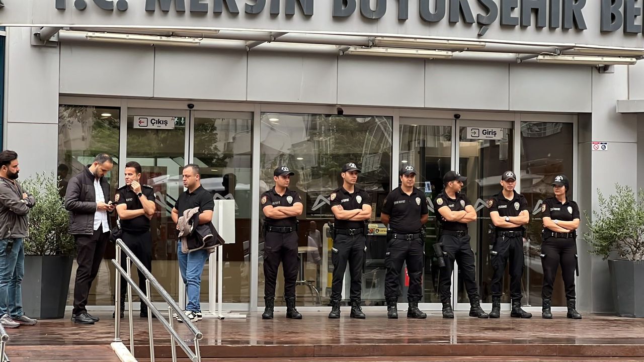 Mersin Büyükşehir Belediyesi'ne operasyon: Başkan dahil 59 gözaltı