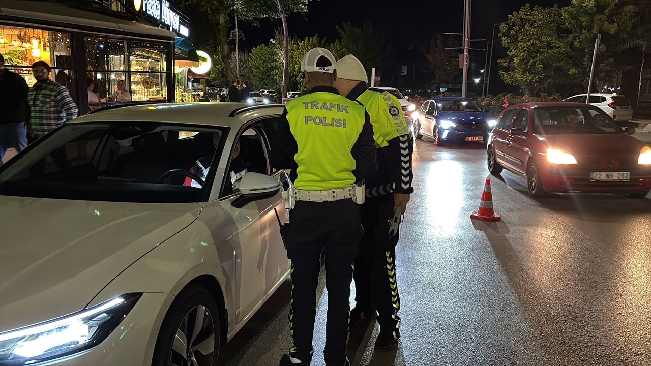 Edirne'de trafik denetiminde ehliyetinin süresinin dolduğunu öğrenen sürücü: "Güzel bir doğum günü hediyesi oldu"