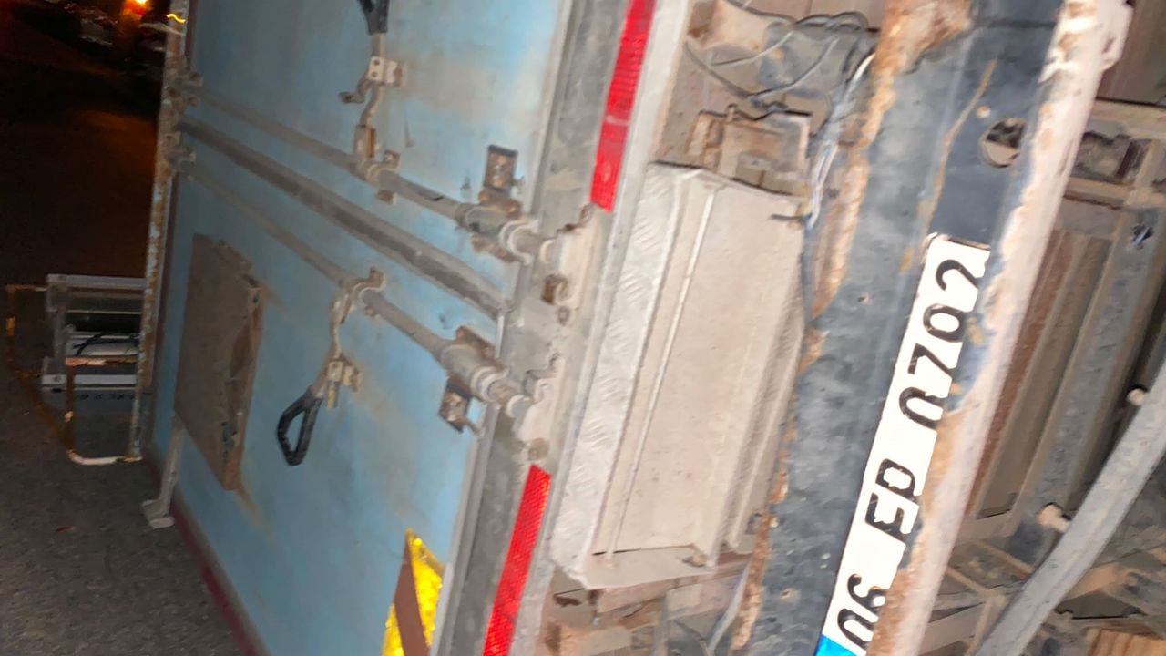 Kamyonet kepçeye çarptı: 2 yaralı