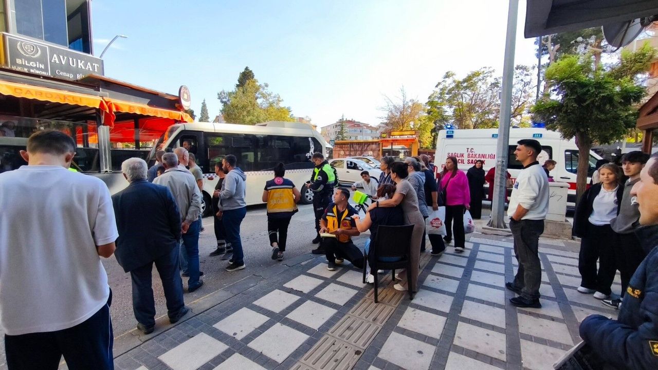 Minibüsün çarptığı 2 yaya yaralandı