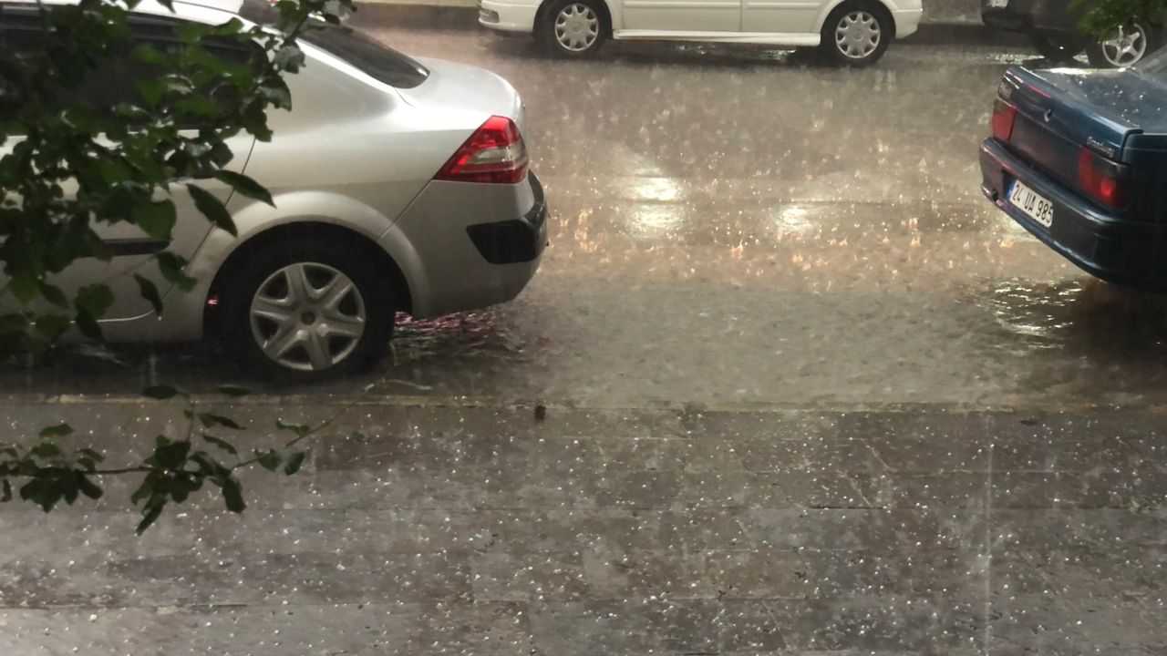 Erzincan’da fındık büyüklüğünde dolu yağdı