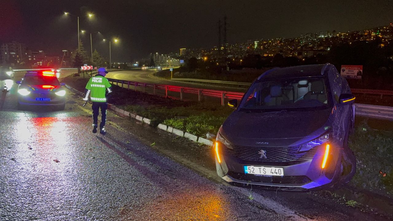 Samsun’da otomobil orta refüje çıktı: 2 yaralı