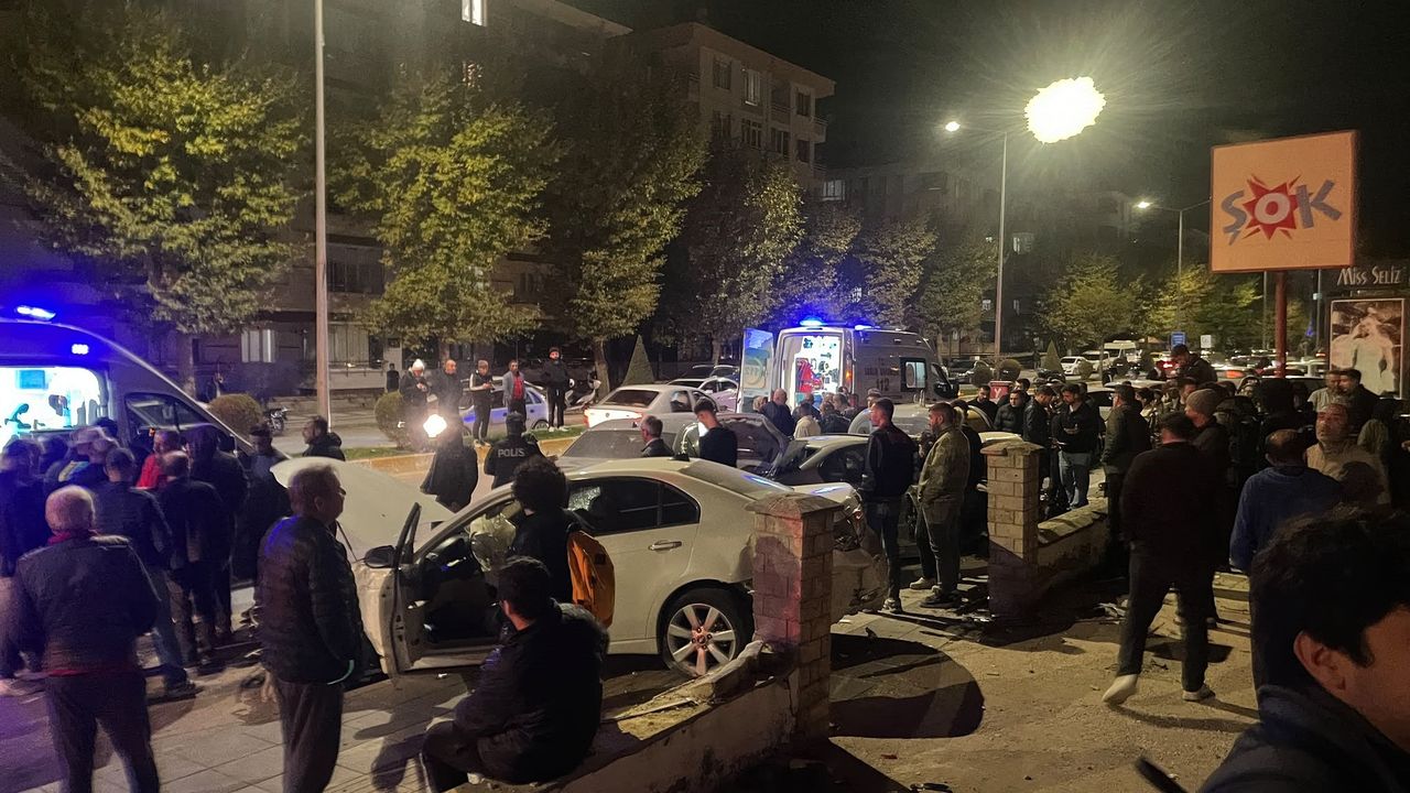 İki otomobil çarpıştı: 4 yaralı