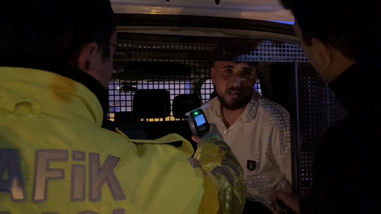 Alkollü sürücü, polis uygulamasından kaçarken trafik lambasına çarptı