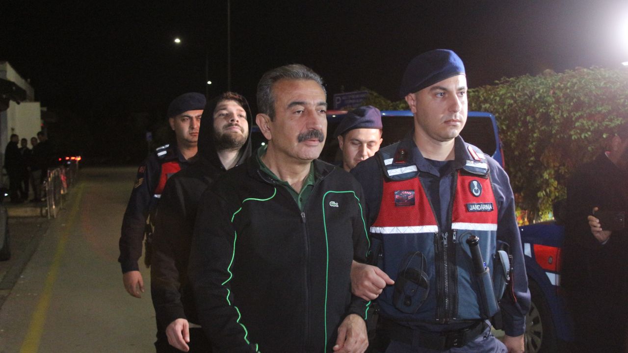 Çukurova Belediyesi soruşturmasında mevcut başkan Emrah Kozay dahil 34 şüpheli tutuklandı