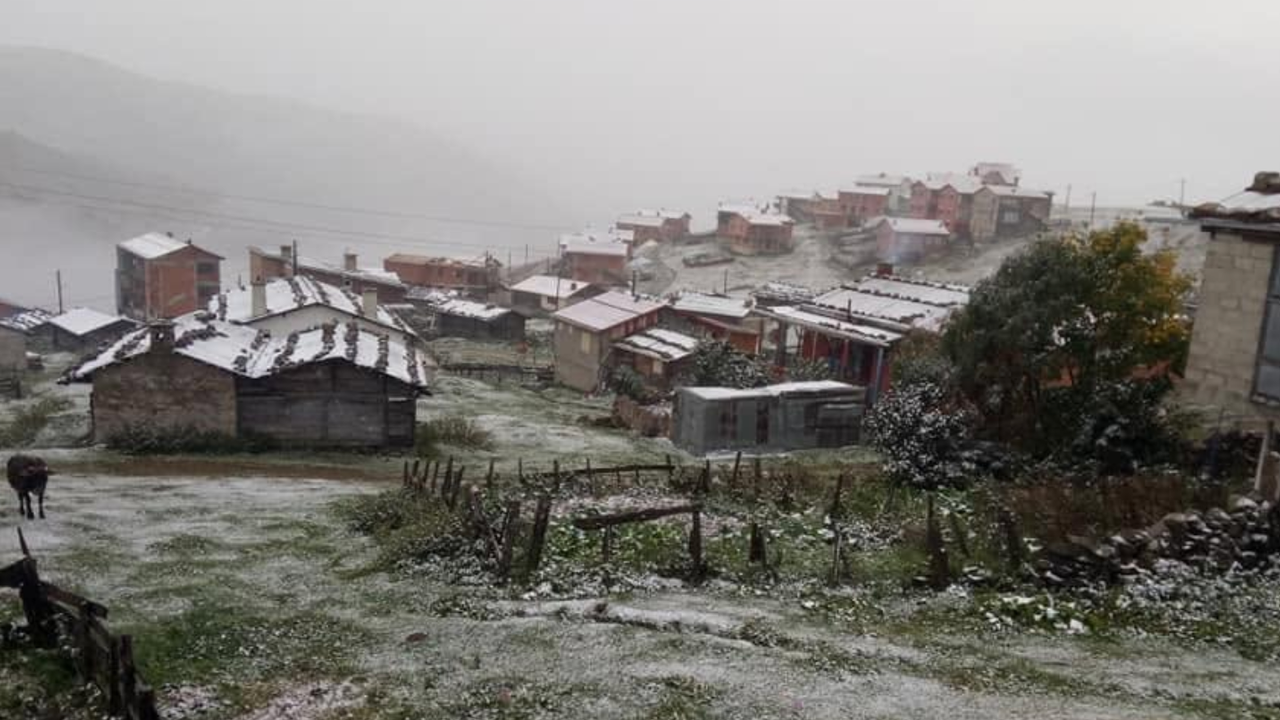 Çaykara yaylaları beyaza büründü