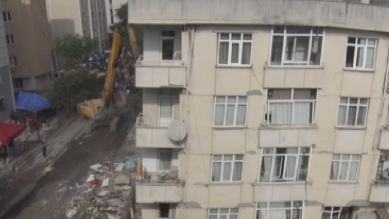 Maltepe'de çöken binanın üst katlarının yıkımına başlandı