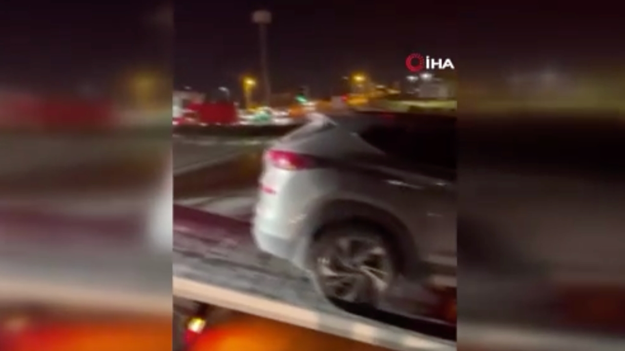 Otomobil kavşakta bekleyen araca çarptı: 3 yaralı