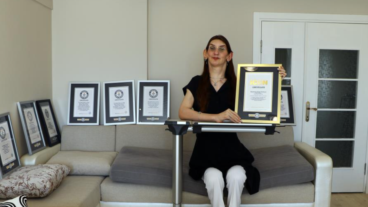 Karabük'ün Safranbolu ilçesinde yaşayan, 2 metre 15 santimetre boyundaki Rumeysa Gelgi, 12 yılda 8 kez Guinness Rekorlar