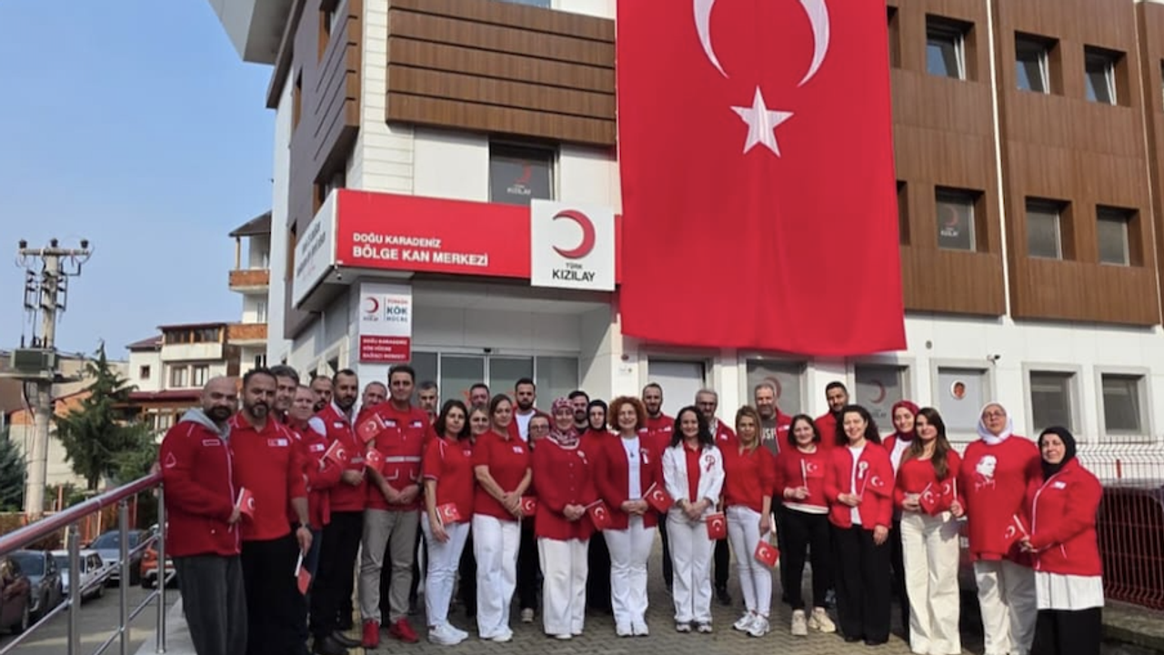 Trabzon'da Kızılay çalışanlarından 29 Ekim Cumhuriyet Bayramı kutlaması