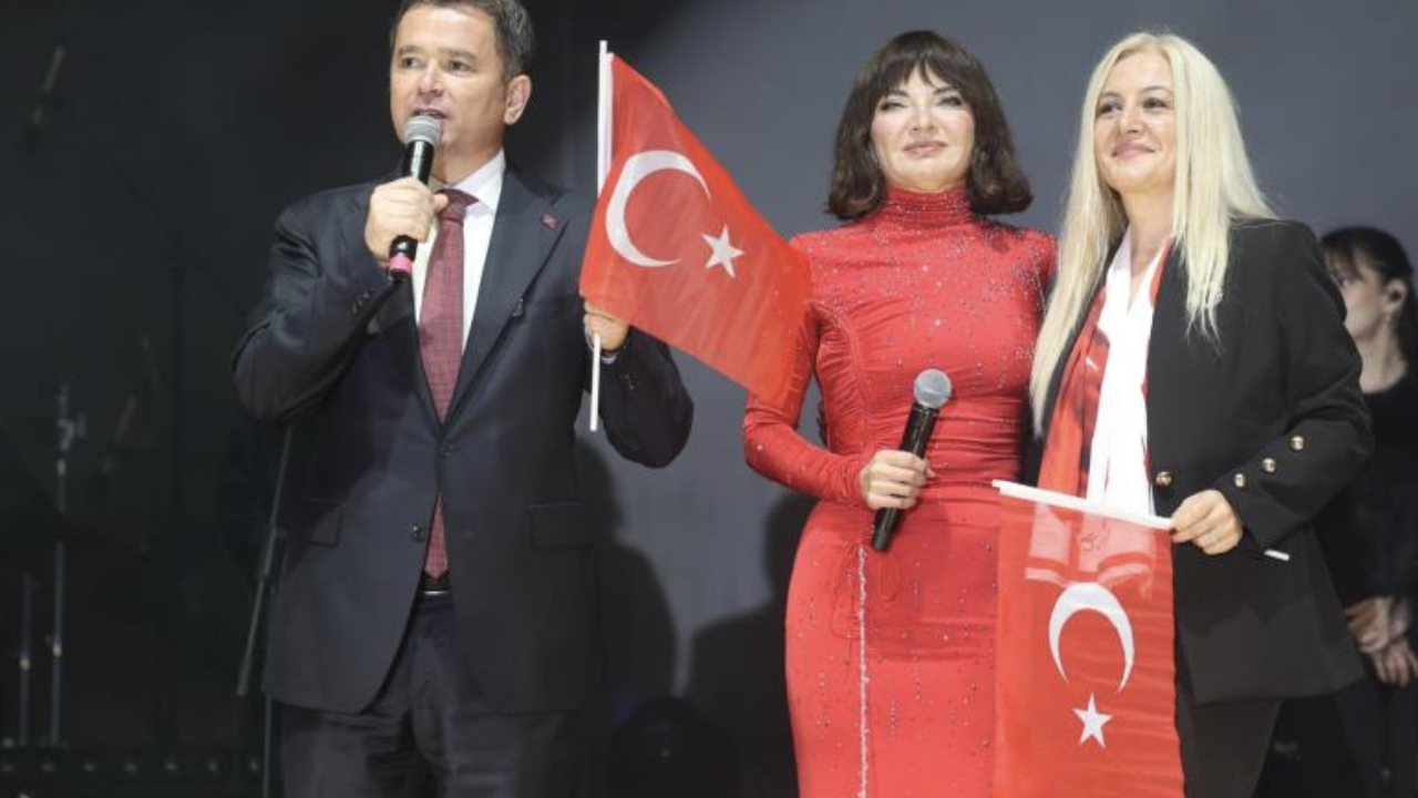 Cumhuriyet coşkusu Göksel’in şarkılarıyla taçlandı