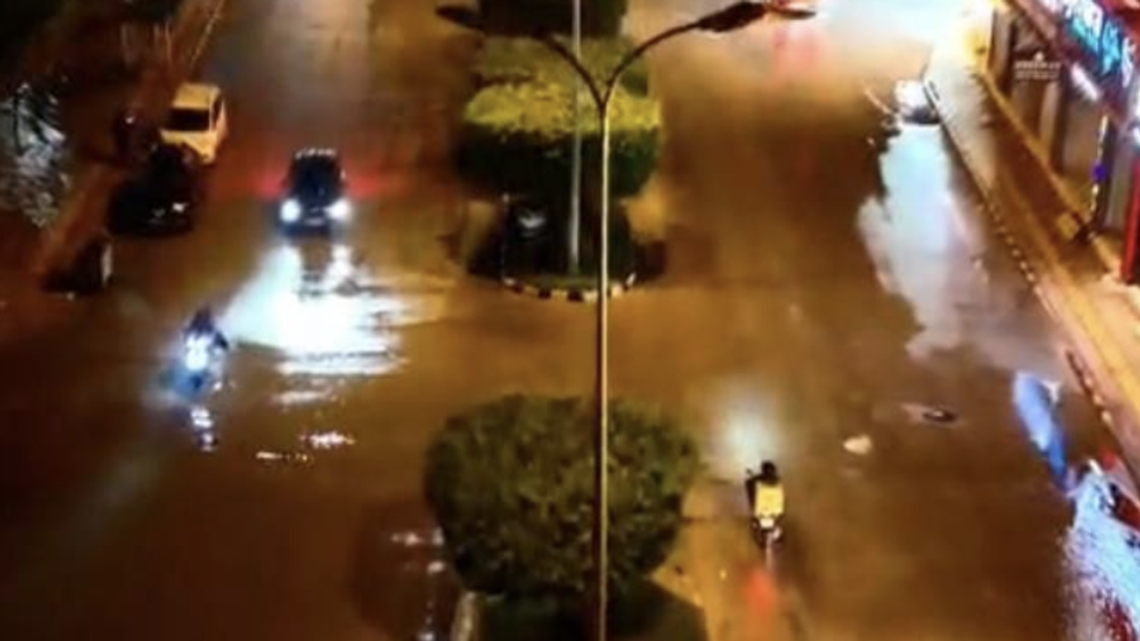 İskenderun'da yağış sonrası oluşan su birikintileri giderildi