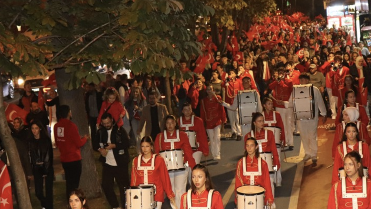 Trabzon ve çevre illerde Cumhuriyet Bayramı dolayısıyla fener alayı düzenlendi