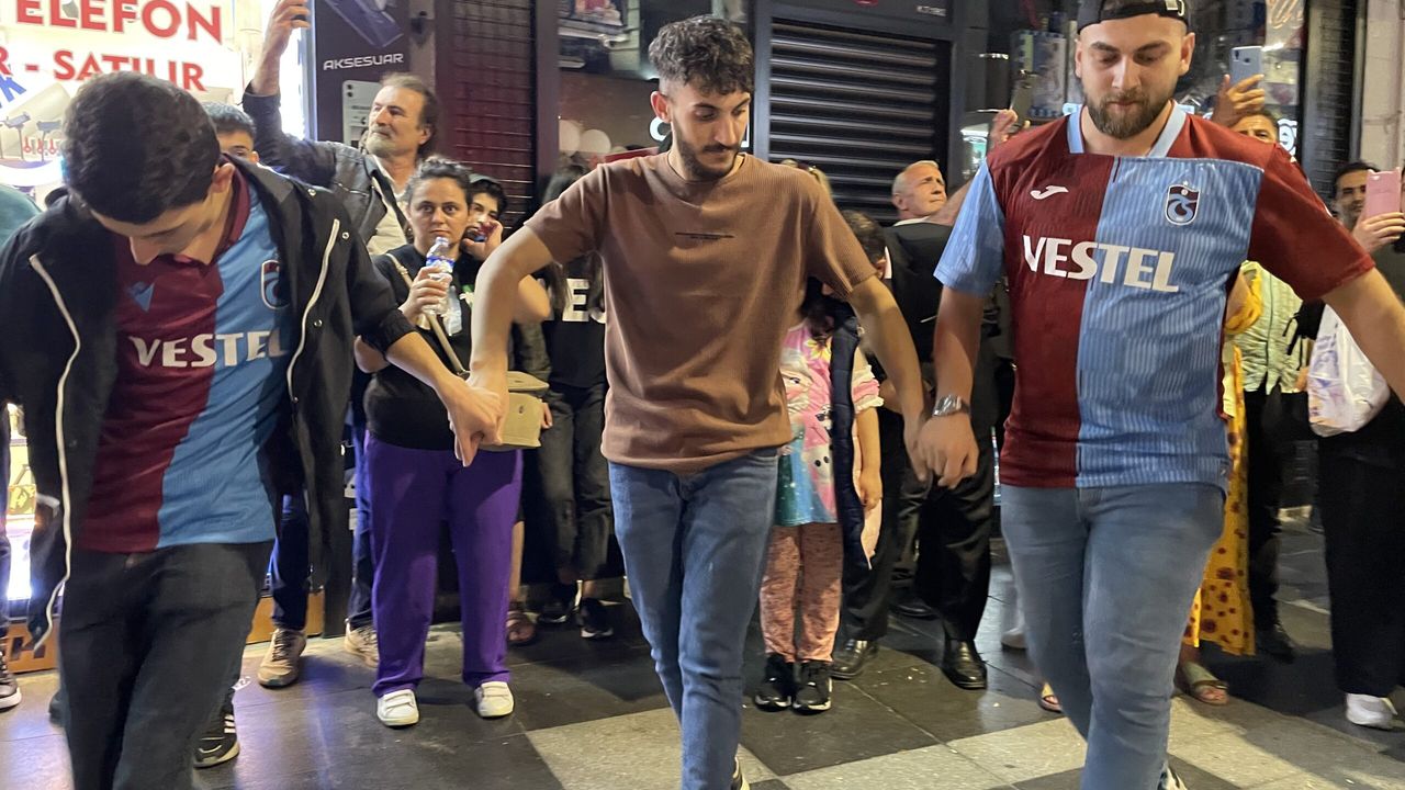 Trabzonspor taraftarları galibiyeti horon ve kol bastı oynayarak kutladı