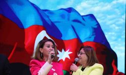 Ünlü sanatçı Azerin Belediye Başkanı Şahin ile düet yaptı