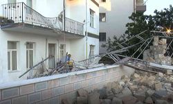 Ankara’da fırtınaya dayanamayan minare tadilat halindeki binanın üzerine devrildi