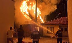 Bolu’da, 2 katlı ahşap ev alev alev yandı