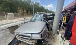 Bursa’da otomobil yön levhasına çarptı, hurdaya döndü: 1 ağır yaralı