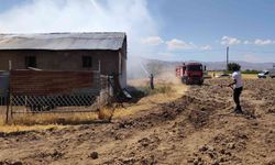 Elazığ’da ahır yangını: 18 büyükbaş kurtarıldı, 30 ton saman yandı