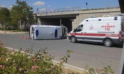 Hasta almaya giden ambulans kaza yaptı, sürücüsü yaralandı