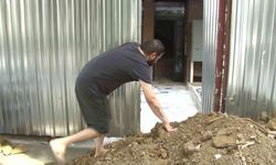 Kadıköy’de apartman girişine moloz döktüler, bina sakinleri mahsur kaldı