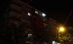 Malatyalı şehidin evine dev Türk bayrağı asıldı